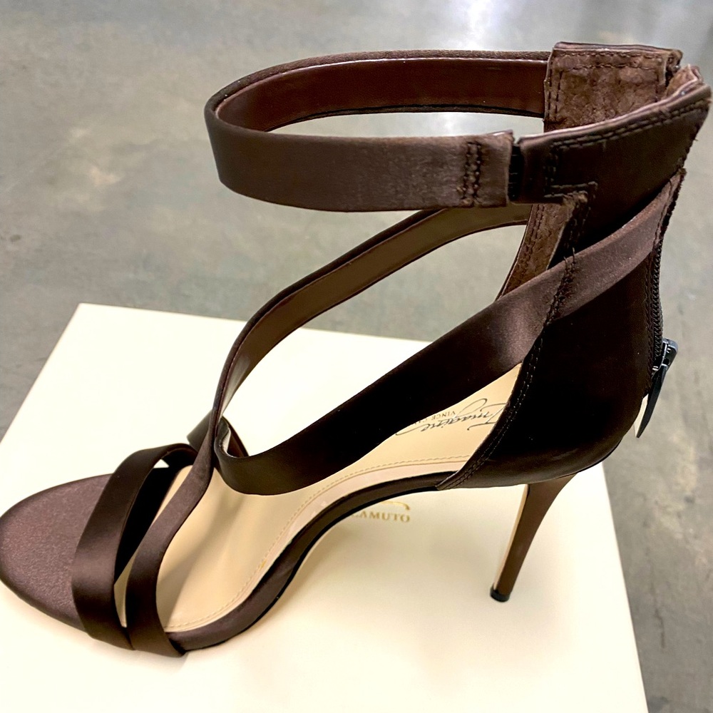 Beautiful 3 1/2 to 4in stilettos. Designer shoes Never worn Original box